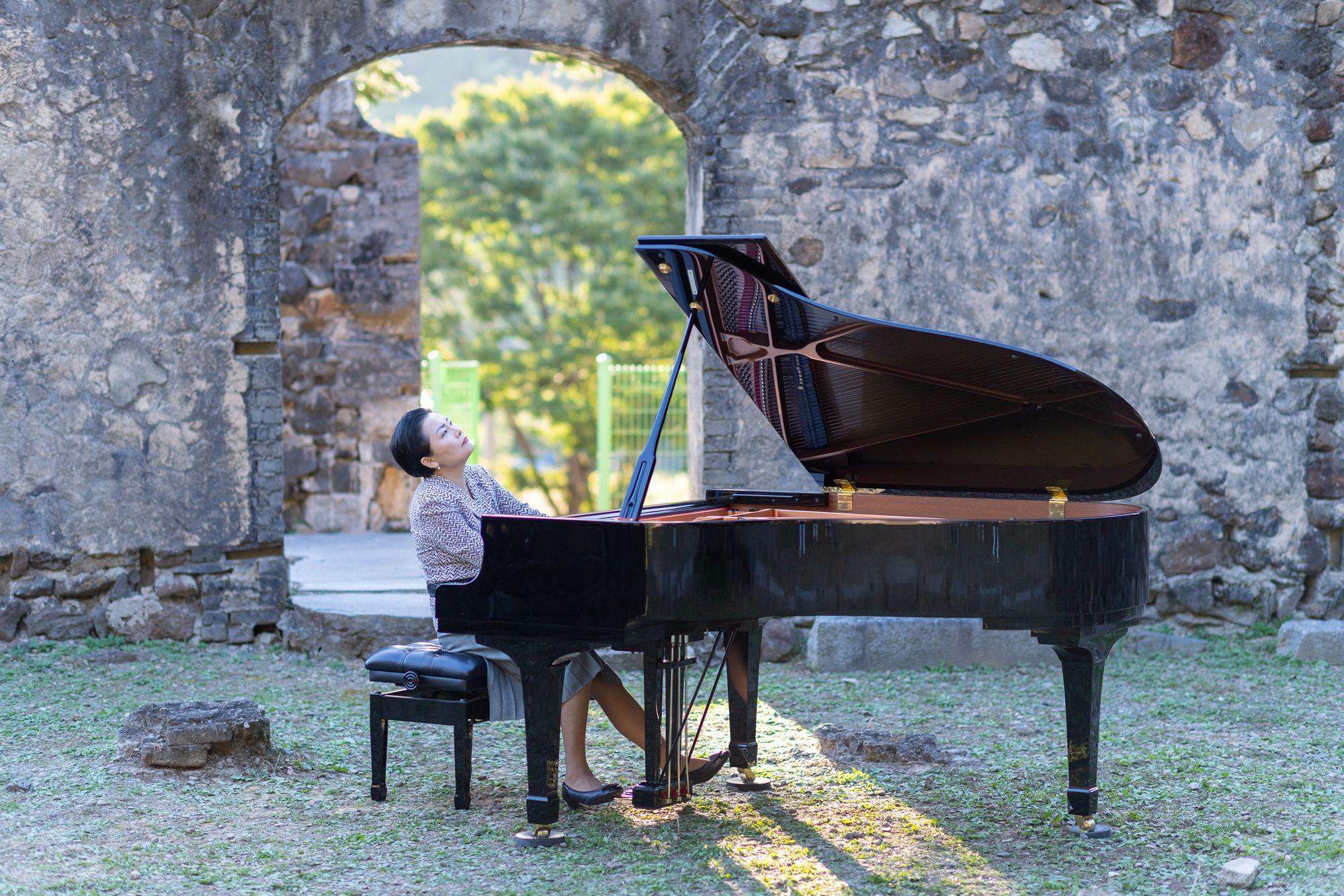 Mijung IM performing at the historic Jeil Church ruins in Cheorwon, 2020